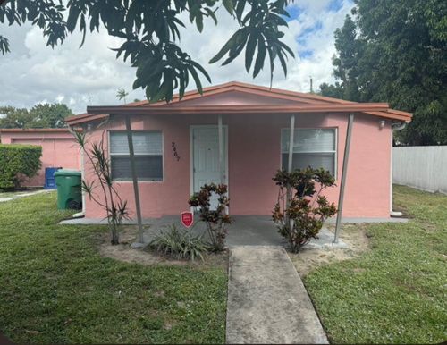 2467 Nw 90th St, Miami, FL, 33147-3527 | Card Image