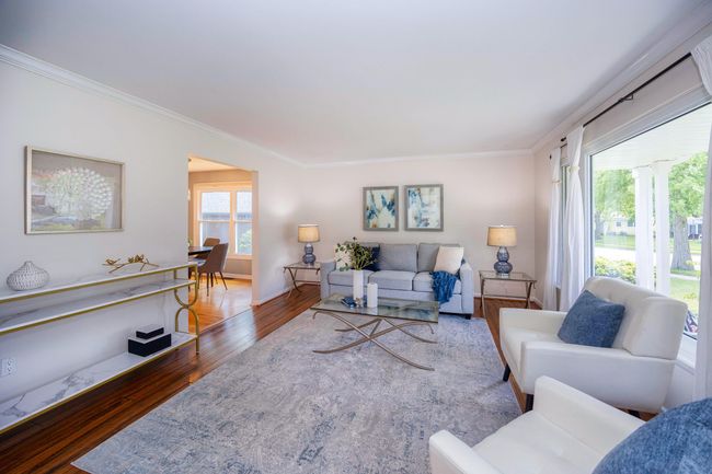 Front living room | Image 12