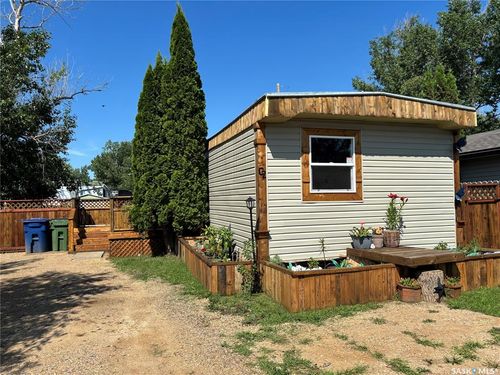 C2 - 1455 9 Th Ave Ne, House with 2 bedrooms, 1 bathrooms and 3 parking in Moose Jaw SK | Card Image
