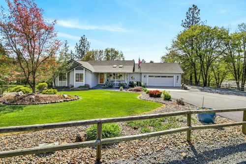 221 Lauer Way, Grants Pass, OR, 97526-8506 | Card Image