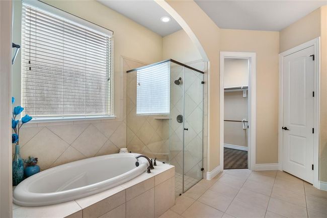 Includes a soaking tub for a relaxing afternoon, elegant shower and amazing natural light. | Image 22