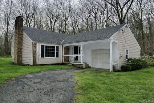 4 Briggs Ln, North Castle, NY, 10504-1403 | Card Image