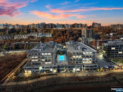 3 Somerset Ln, Edgewater, NJ, 07020-2419 | Card Image