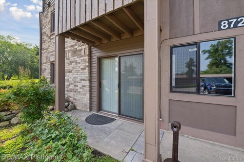 8723 Meadowbrook Dr, Brighton, MI, 48116-2330 | Card Image