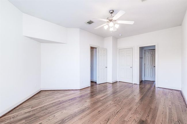 Spacious third bedroom with entry to walk in closet and en suite bathroom. | Image 39