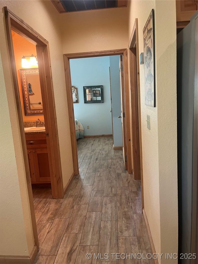 Hallway off dining/kitchen area | Image 25