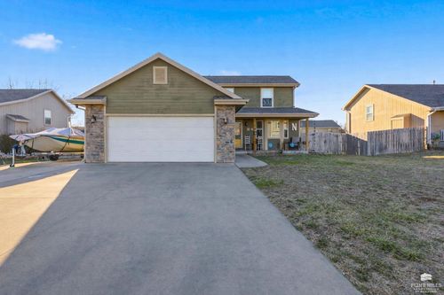916 Meadowbrooke Ln, Junction City, KS, 66441-2936 | Card Image