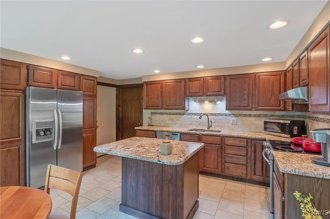 Gourmet kitchen, breakfast bar | Image 12