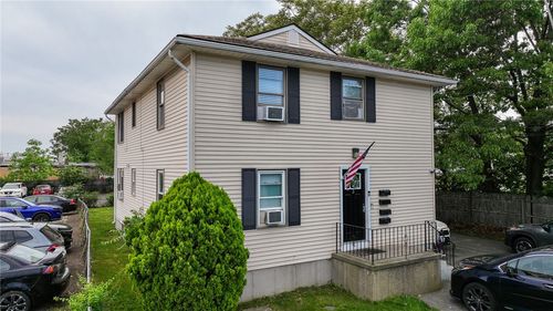 3 Benedict St, Pawtucket, RI, 02861-3140 | Card Image