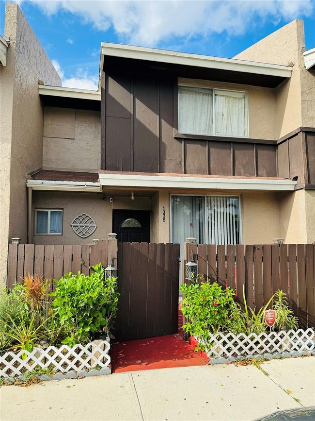 1335 Sussex Dr, For Sale in North Lauderdale Zoocasa