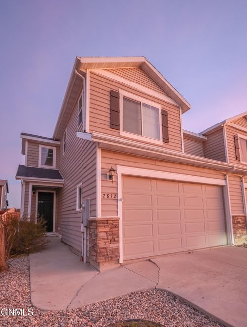 2812 28th St W, Williston, ND, 58801-3560 | Card Image