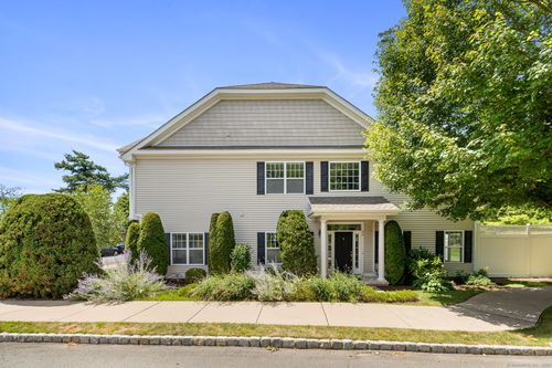 90-90 Park Place Cir, West Hartford, CT, 06110-1426 | Card Image