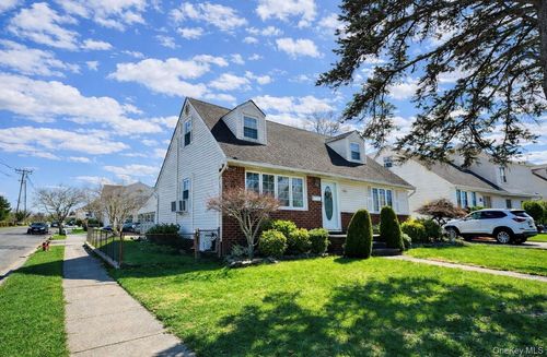 289 Roselle St, Mineola, NY, 11501-2125 | Card Image