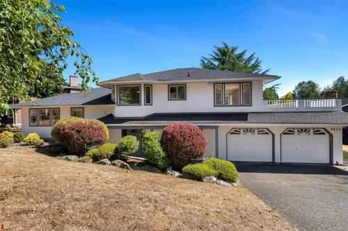 4833 Maplegrove St, Victoria, BC, V8Y3B9 | Card Image