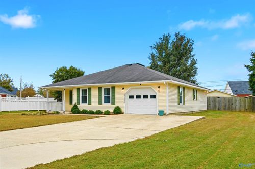 17620 Owens St, Athens, AL, 35611-5682 | Card Image