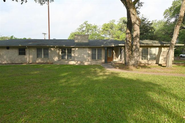 1013 Quail Ln, House other with 3 bedrooms, 2 bathrooms and 3 parking in Eagle Lake TX | Image 8