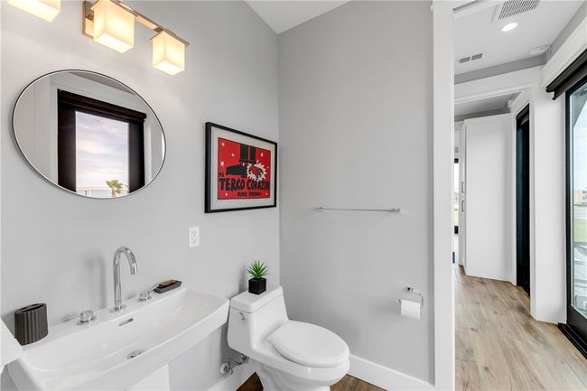 Upstairs guest bath 1. | Image 27