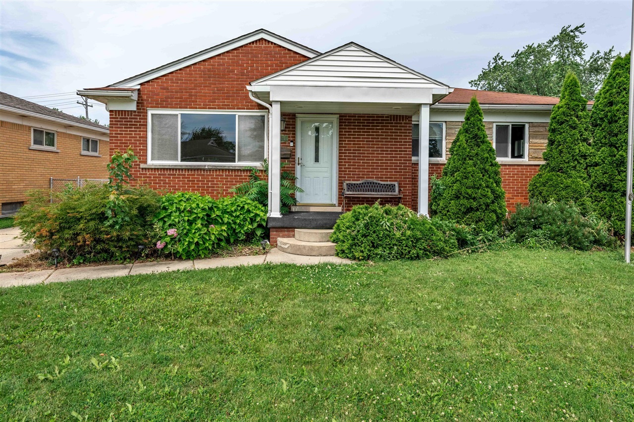 Garfield St, Roseville, MI 48066