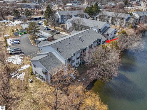 apt-201-641 Riverine Dr, Traverse City, MI, 49684-3276 | Card Image
