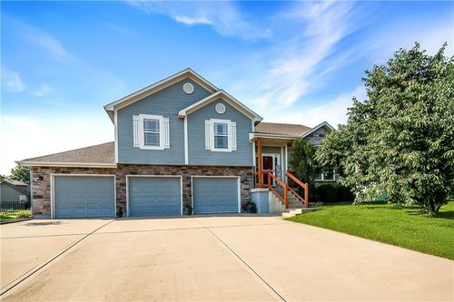 11704 Centennial St, Peculiar, MO, 64078-2586 | Card Image