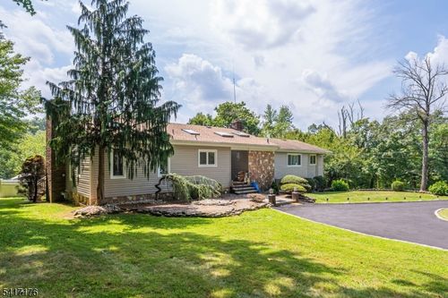 220 Horseshoe Rd, Berkeley Heights, NJ, 07922-2506 | Card Image