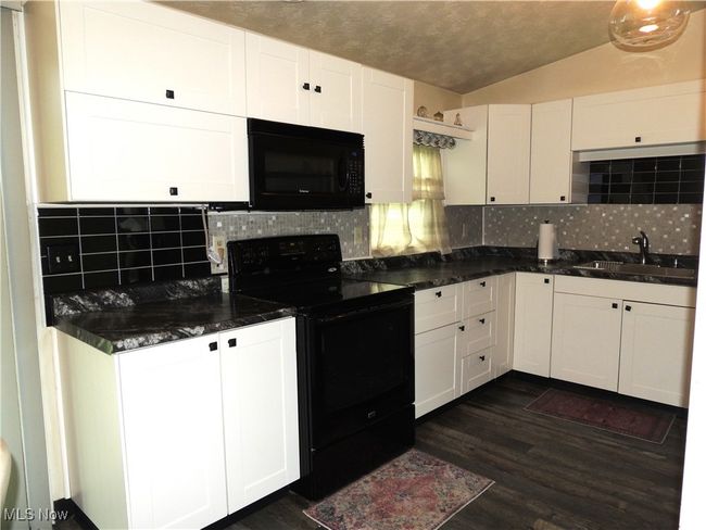 678 Laurelwood Dr Se, House other with 3 bedrooms, 2 bathrooms and null parking in Warren OH | Image 4