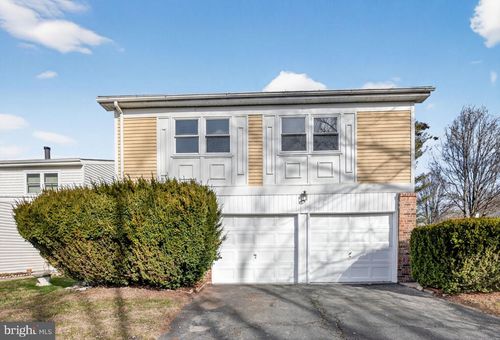 102 Chesapeake Dr, NEWTOWN, PA, 18940-1421 | Card Image