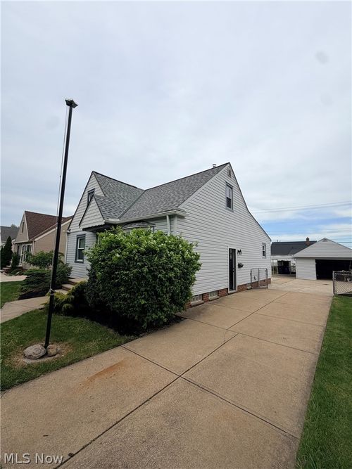 4717 Summer Lane, Brooklyn, OH, 44144 | Card Image