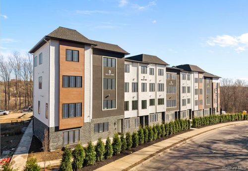 320-5 Valley Way, Spring Valley, NY, 10977 | Card Image