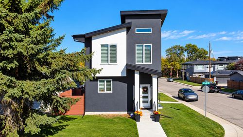 140 25 Ave Ne, Calgary, AB, T2E1X8 | Card Image