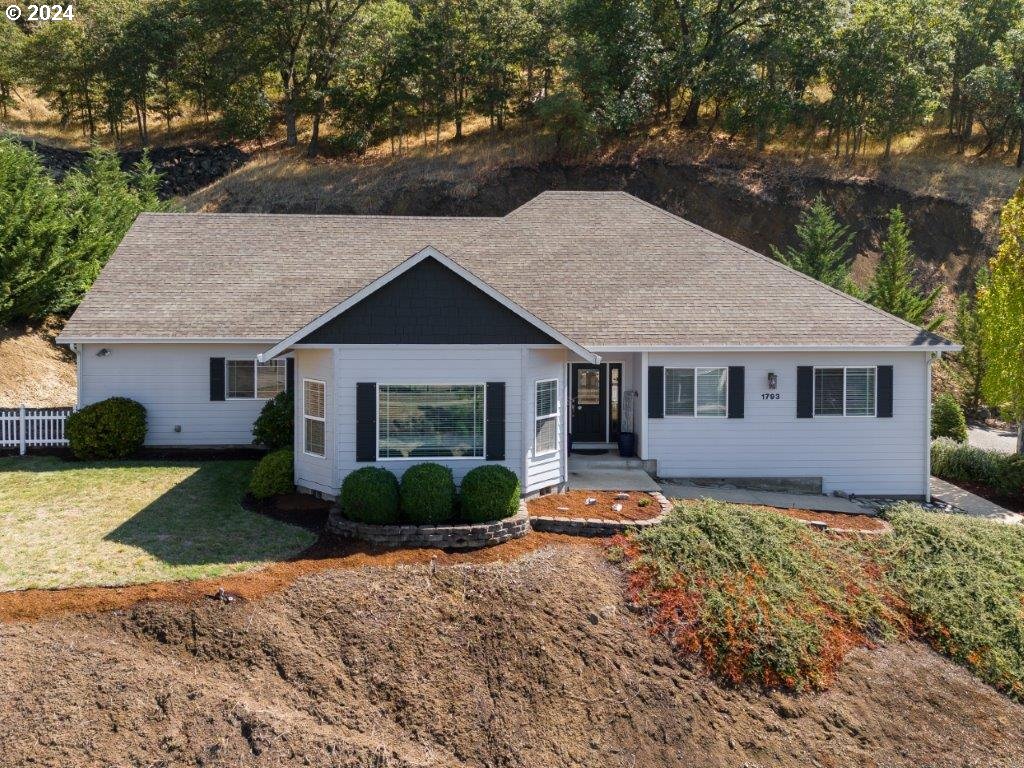 Rocky Dr, Roseburg, OR 97470