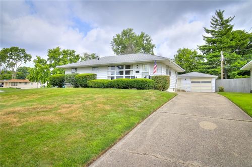 28 Sandcreek Dr, Decatur, IL, 62521-5469 | Card Image