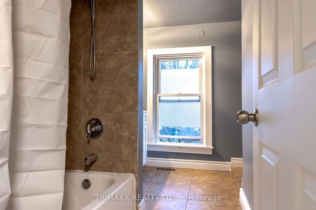 45 Chestnut St E, House other with 3 bedrooms, 2 bathrooms and 2 parking in Saint Catharines ON | Image 23