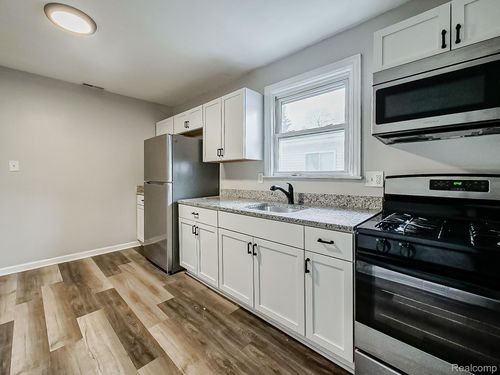 23352 Powell Ave, Hazel Park, MI, 48030-1315 | Card Image