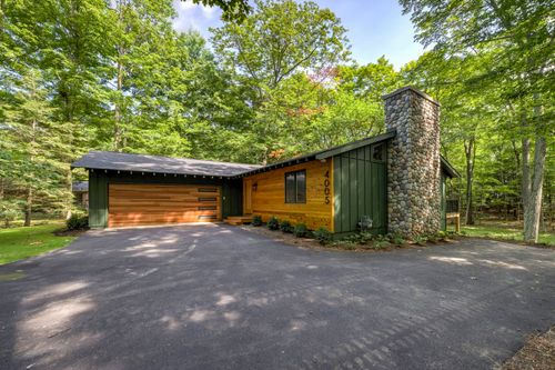 4005 Oxford Dr, Leland, MI, 49654-9701 | Card Image