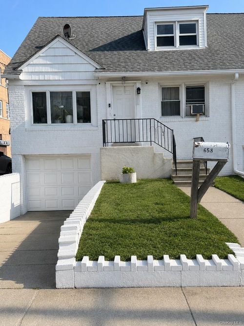 658 W Broadway, Long Beach, NY, 11561-2903 | Card Image