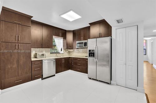 204f-770 Ne 199th St, Miami, FL, 33179-3071 | Card Image
