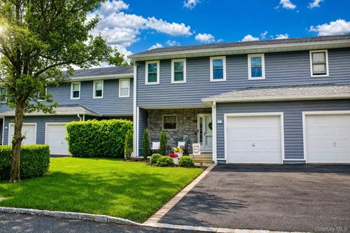 170 Alicia Dr, Babylon, NY, 11703-4043 | Card Image