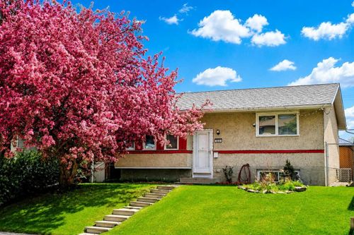3232 Doverville Cres Se, Calgary, AB, T2B1T9 | Card Image