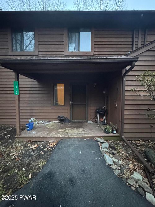 128 Meadow View Ct, Bushkill, PA, 18324-8280 | Card Image