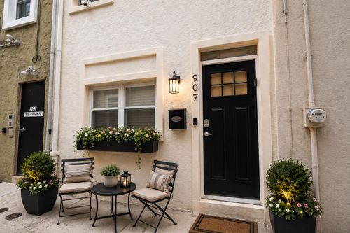 907 S Darien Way, PHILADELPHIA, PA, 19147 | Card Image