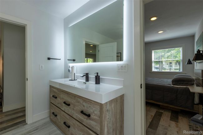 Gorgeous vanity and backlit mirror | Image 15