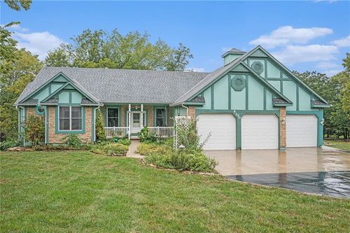 8250 Ravenswood Ln, De Soto, KS, 66018-9632 | Card Image