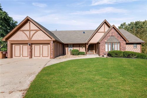 413 Ne Greenway Dr, Blue Springs, MO, 64014-2318 | Card Image