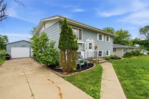 945 Westview Dr, Marion, IA, 52302 | Card Image