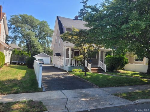 8 Rolling St, Lynbrook, NY, 11563-1834 | Card Image