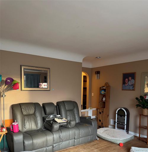 121 Loomis Ave, Clio, MI, 48420-1452 | Card Image