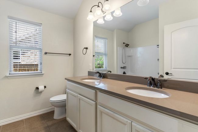 Bath 2 has dual sinks | Image 27