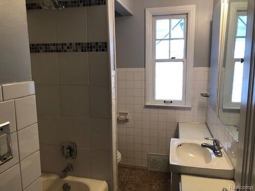 20644 Elkhart St, Harper Woods, MI, 48225-2240 | Card Image