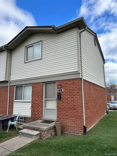 20950 Hunt Dr, Condo with 2 bedrooms, 1 bathrooms and null parking in Roseville MI | Image 1